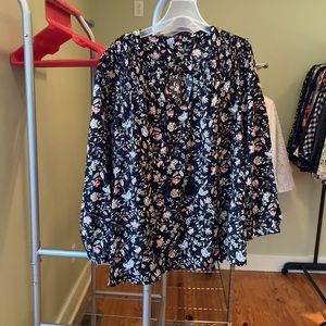 (Bin 7)  Old Navy women's v-neck, black w/peachy/pink flowers, tassel tie, L